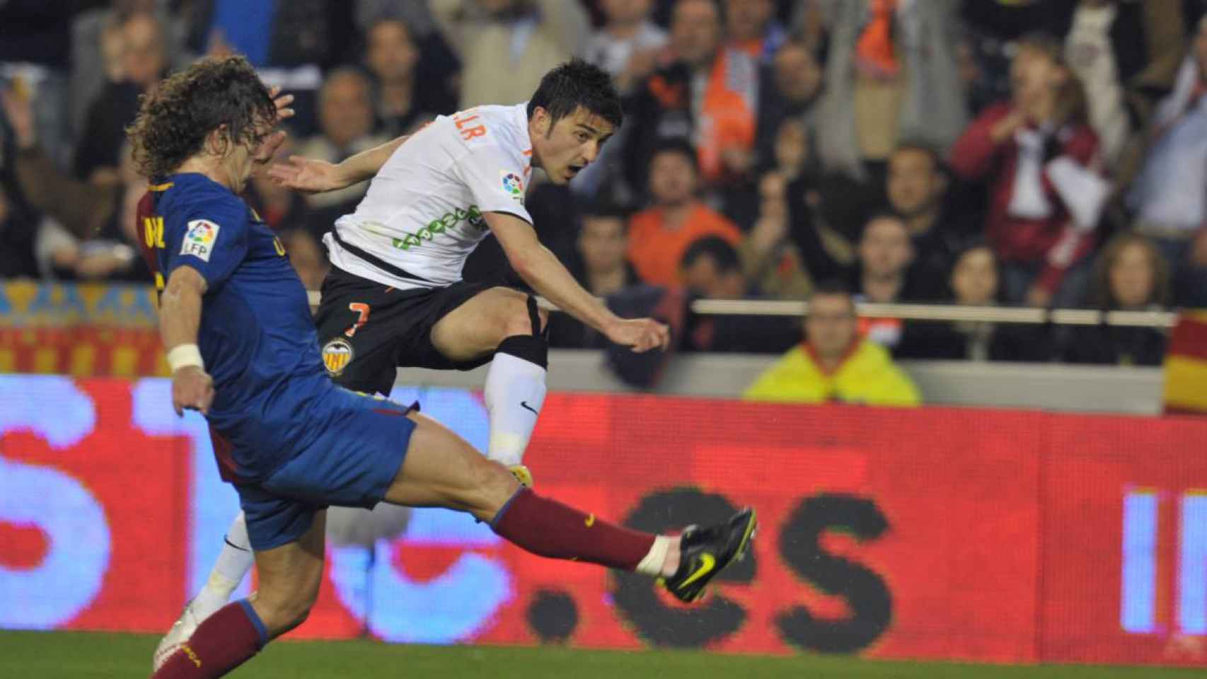 David Villa encara a Carles Puyol / EFE
