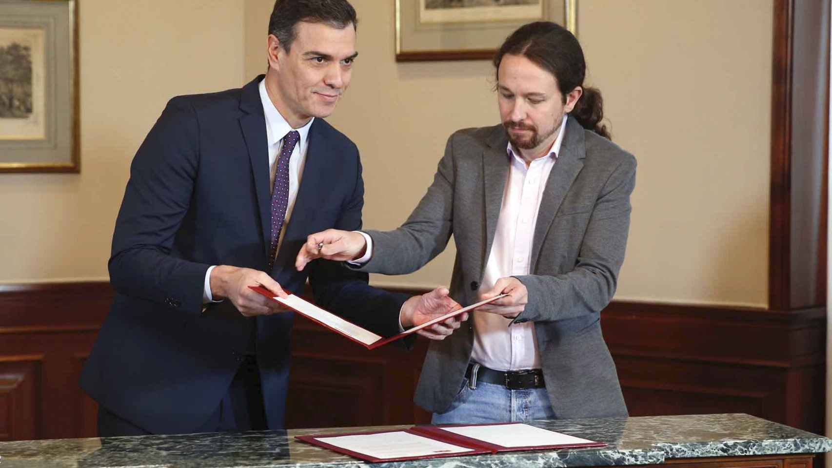 Pedro Sánchez y Pablo Iglesias sellan el acuerdo de gobierno / EFE