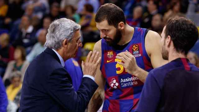 Mirotic, hablando con su entrenador Pesic | EFE