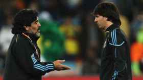Una foto de Leo Messi y Diego Maradona con la selección argentina / Twitter