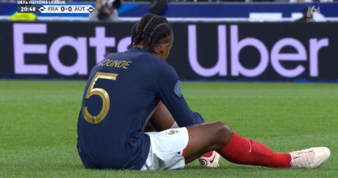 Koundé, sentado sobre el terreno de juego, mientras se adolece de una molestia muscular / Redes