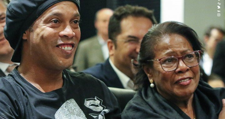 Ronaldinho, junto a su madre | REDES