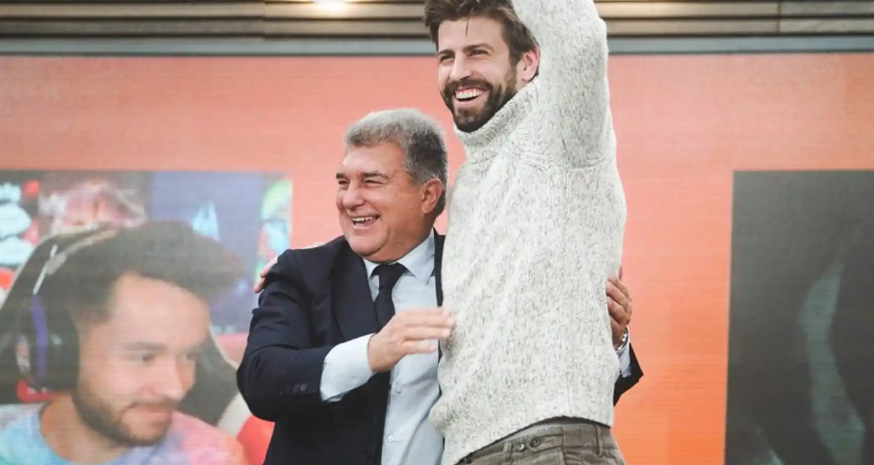 El abrazo entre Joan Laporta y Gerard Piqué, durante una transmisión de la Kings League / REDES