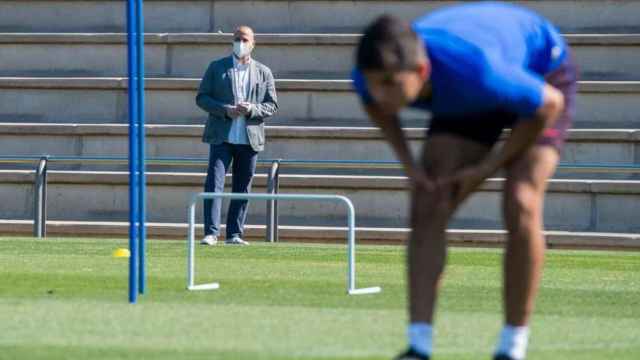 Xavi Vilajoana, visitando un entrenamiento del Barça B | FCB