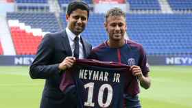 Neymar Jr y Al Khelaifi en la presentación del brasileño como nuevo jugador del PSG / EFE