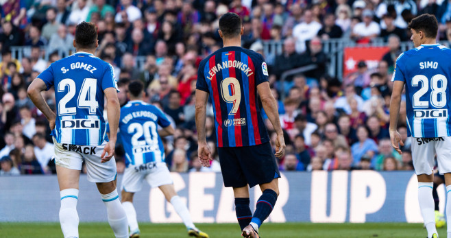 Lewandowski, de espaldas, en el partido entre el Barça y el Espanyol / Luis Miguel Añón (Culemanía)