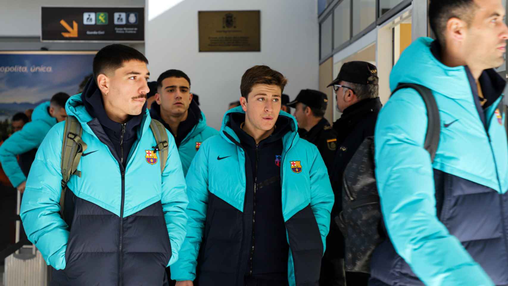 Bellerín, Pablo Torre y Busquets, antes de saber el bombazo en el sorteo de Copa del Rey / EFE