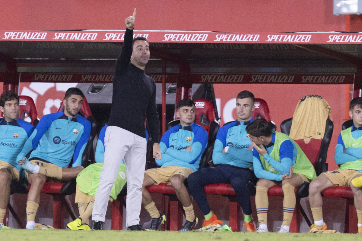 Xavi Hernández, dando indicaciones contra el Mallorca / EFE