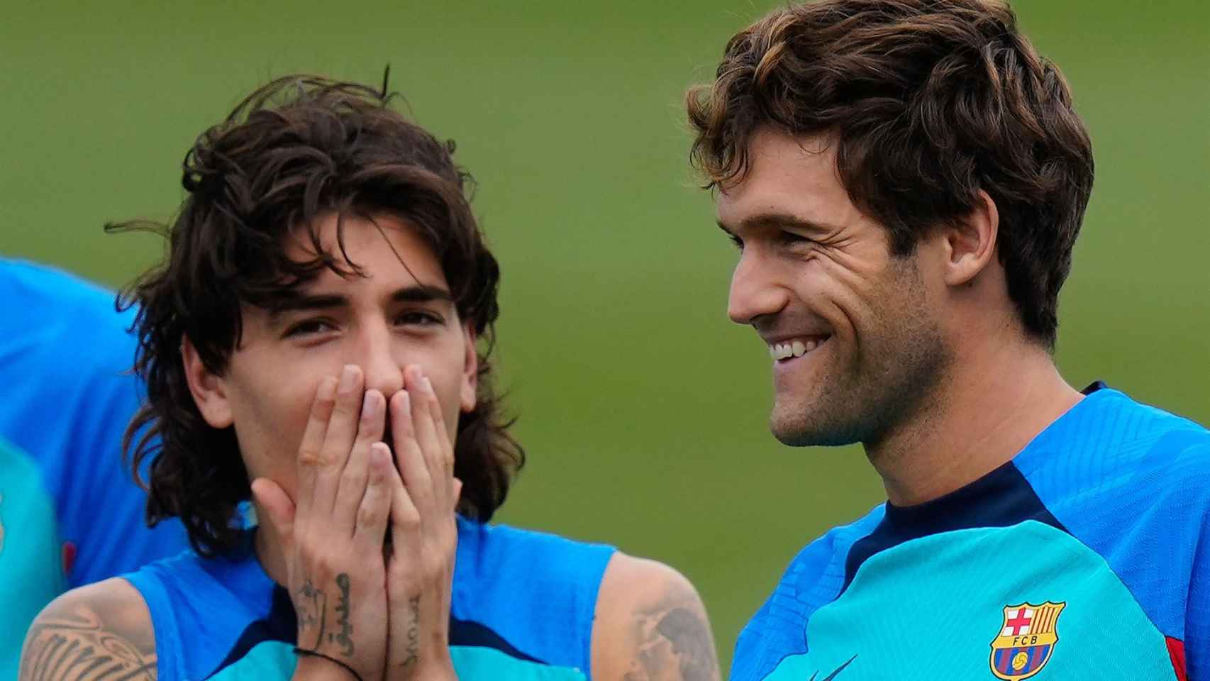 Héctor Bellerín y Marcos Alonso bromean durante un entrenamiento del Barça / EFE