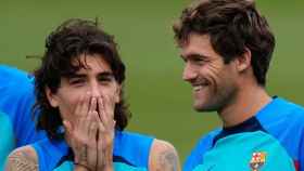 Héctor Bellerín y Marcos Alonso bromean durante un entrenamiento del Barça / EFE