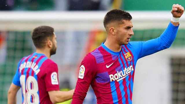 Ferran Torres, al lado de Jordi Alba, celebra su gol al Elche / FCB