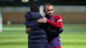 El abrazo entre Dani Alves y Xavi, en un entrenamiento del Barça / FCB