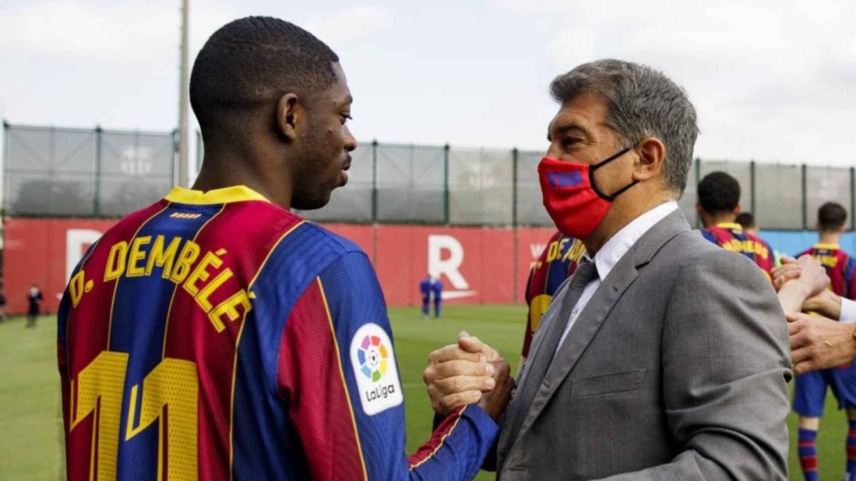 Laporta, presidente del Barça, saludando a Dembelé / FCB