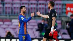 Leo Messi con Jan Oblak / EFE