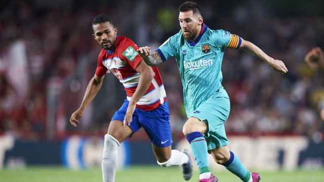 Messi, en una acción ante el Granada | EFE