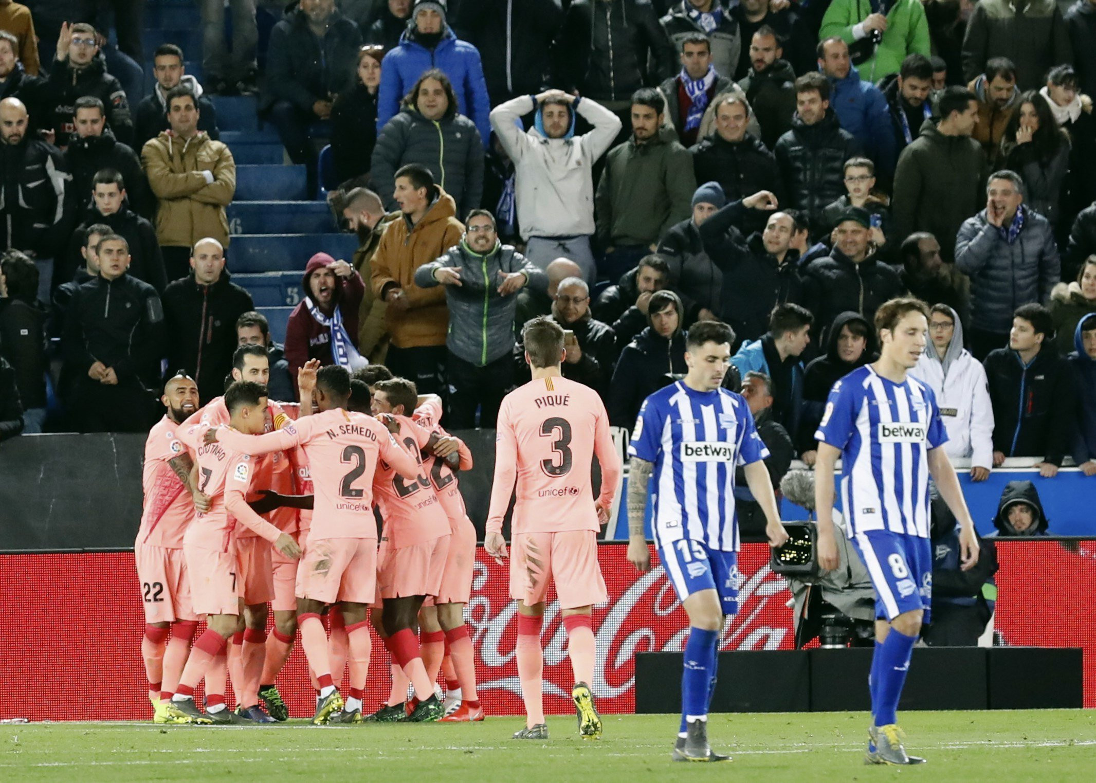Los jugadores del Barça celebran la victoria contra el Alavés, clave para la Liga / EFE