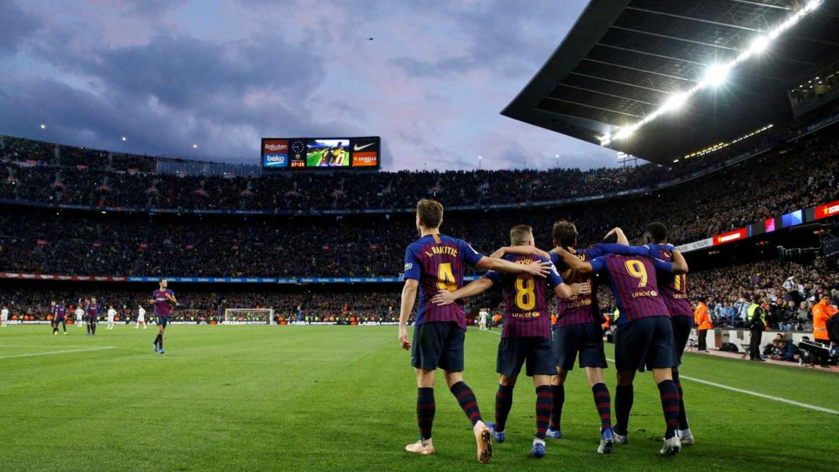 Los jugadores del Barça celebrando el gol de Suárez en el Camp Nou (5-1) / EFE