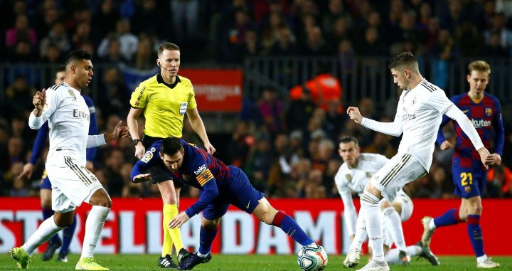 Messi intenta superar a la defensa del Madrid | EFE