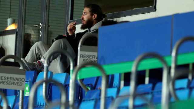 Sergio Ramos en la grada de Valdebebas contra el Celta / EFE