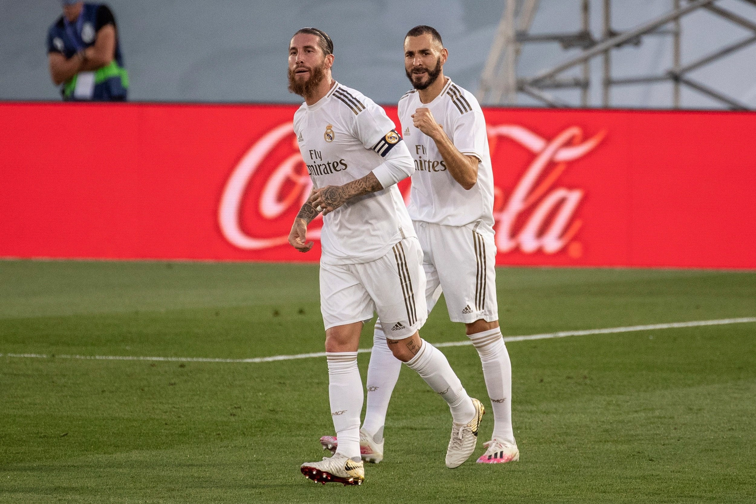 Ramos y Benzema celebrando el gol del Madrid contra el Villarreal / EFE