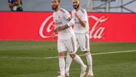Ramos y Benzema celebrando el gol del Madrid contra el Villarreal / EFE