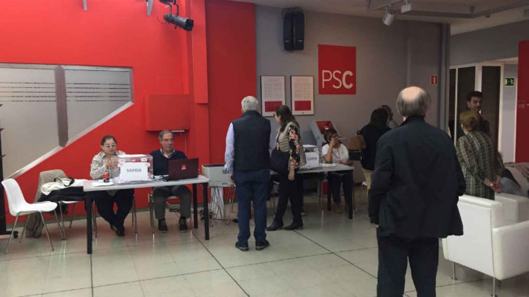 Militantes del PSC votan en la sede del partido en Barcelona en las primarias del pasado 15 de octubre / CG