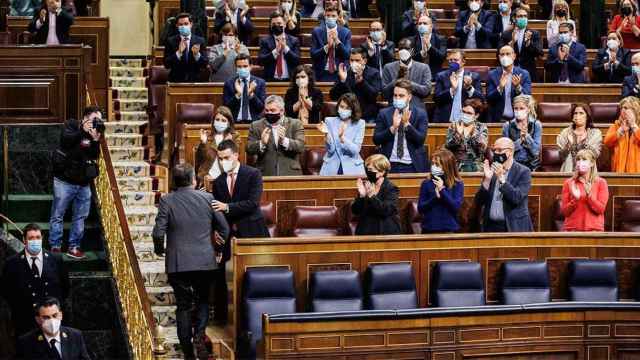 Diputados socialistas aplauden a Patxi López tras su intervención en el debate sobre las víctimas de ETA / ALEJANDRO MARTÍNEZ - EP