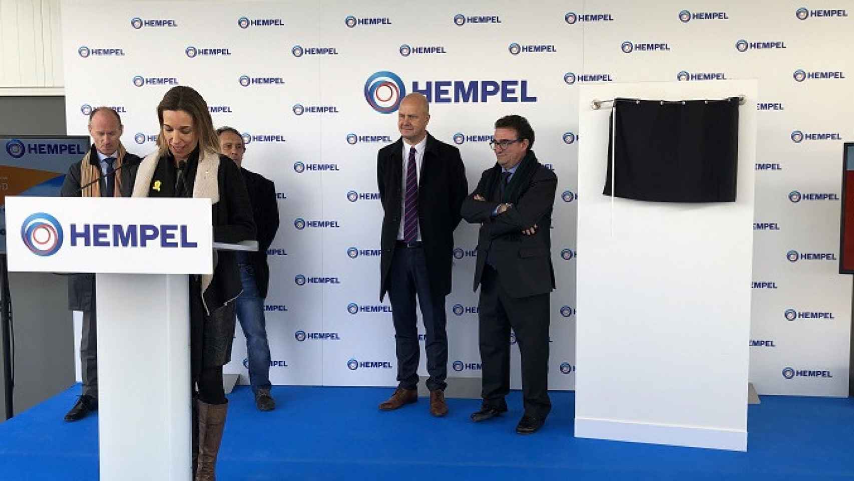 La consejera Àngels Chacón y directivos de Hempel en la inauguración de la planta de I+D de la compañía / GENCAT