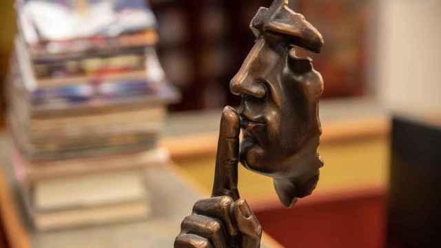 Una escultura pide silencio a los lectores de una biblioteca / PIXABAY