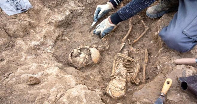 Restos de un cuerpo encontrado en una necrópolis de Grañón / EFE
