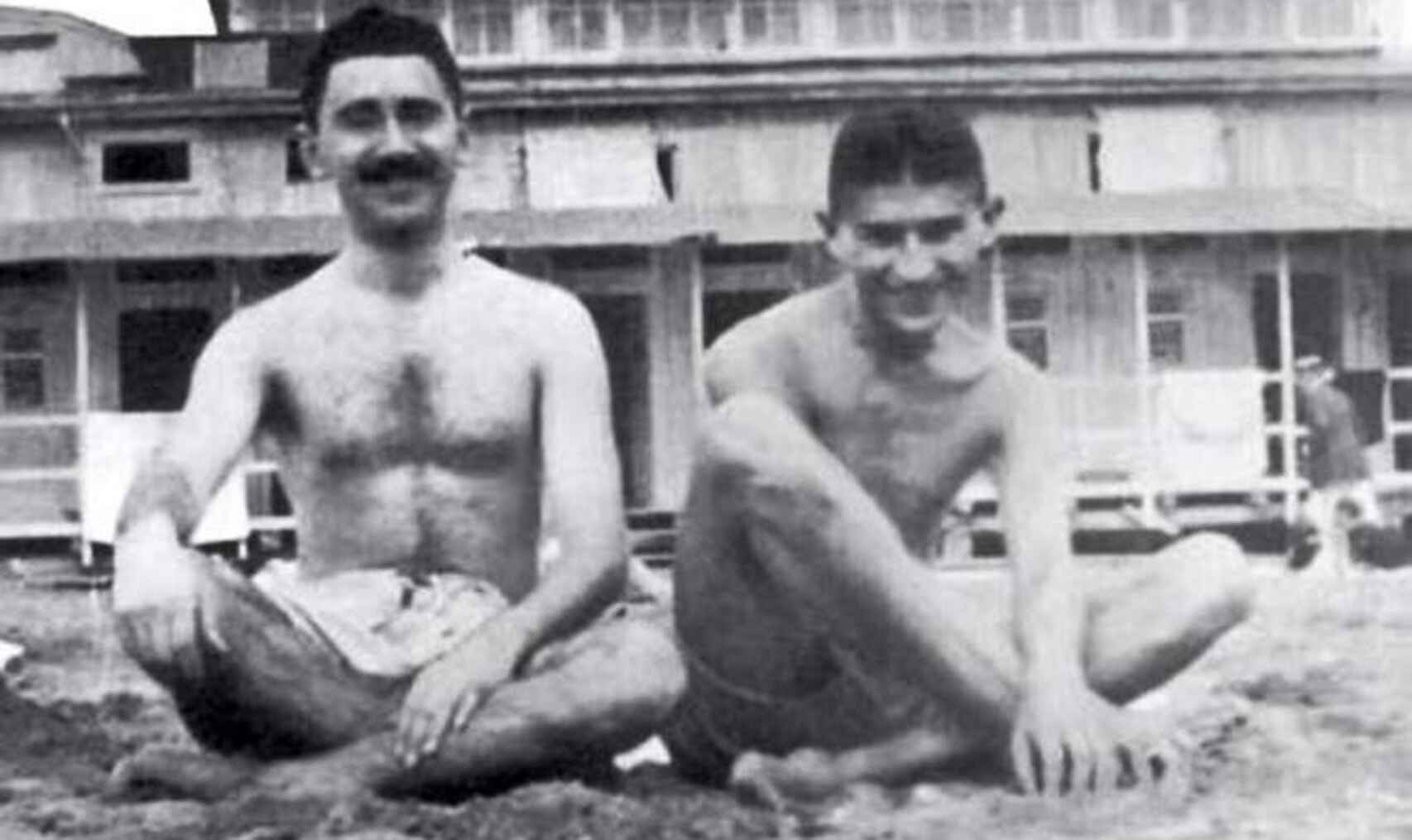 Max Brod y Franz Kafka en la playa