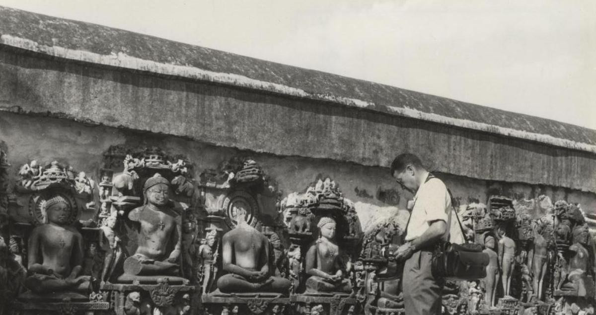 Albert Folch Rusiñol en el templo de Khajuraho, India en 1963 / AYUNTAMIENTO BCN