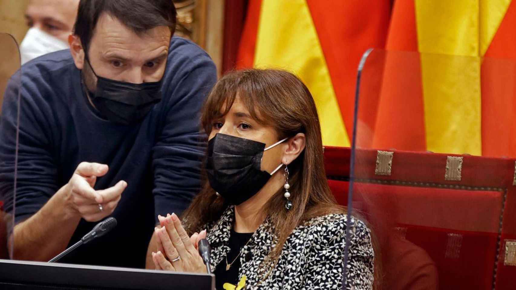 Pau Juvillà (i), junto a Laura Borràs en el Parlament / EFE