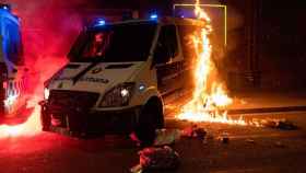 Imagen del ataque con fuego a un furgón policial / EP