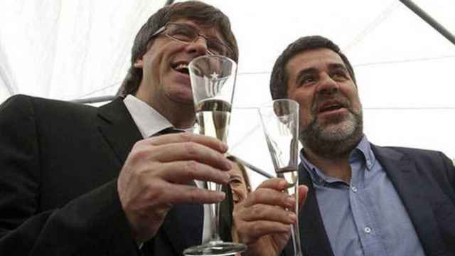Carles Puigdemont (i) y Jordi Sànchez (d), brindando en una imagen de archivo / EFE