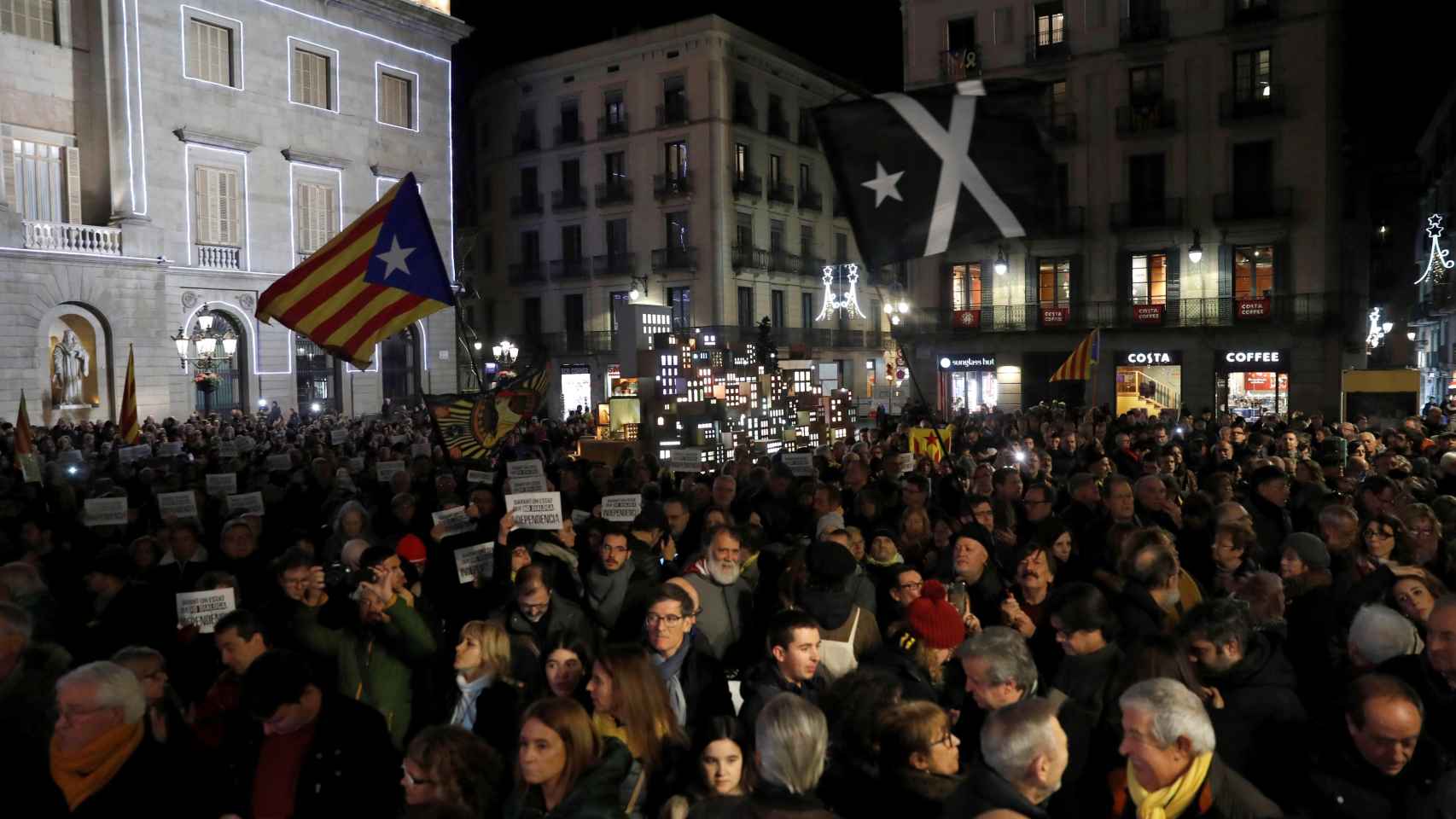 Manifestantes independentistas protestando por la inhabilitación de Torra en la plaza Sant Jaume / EFE