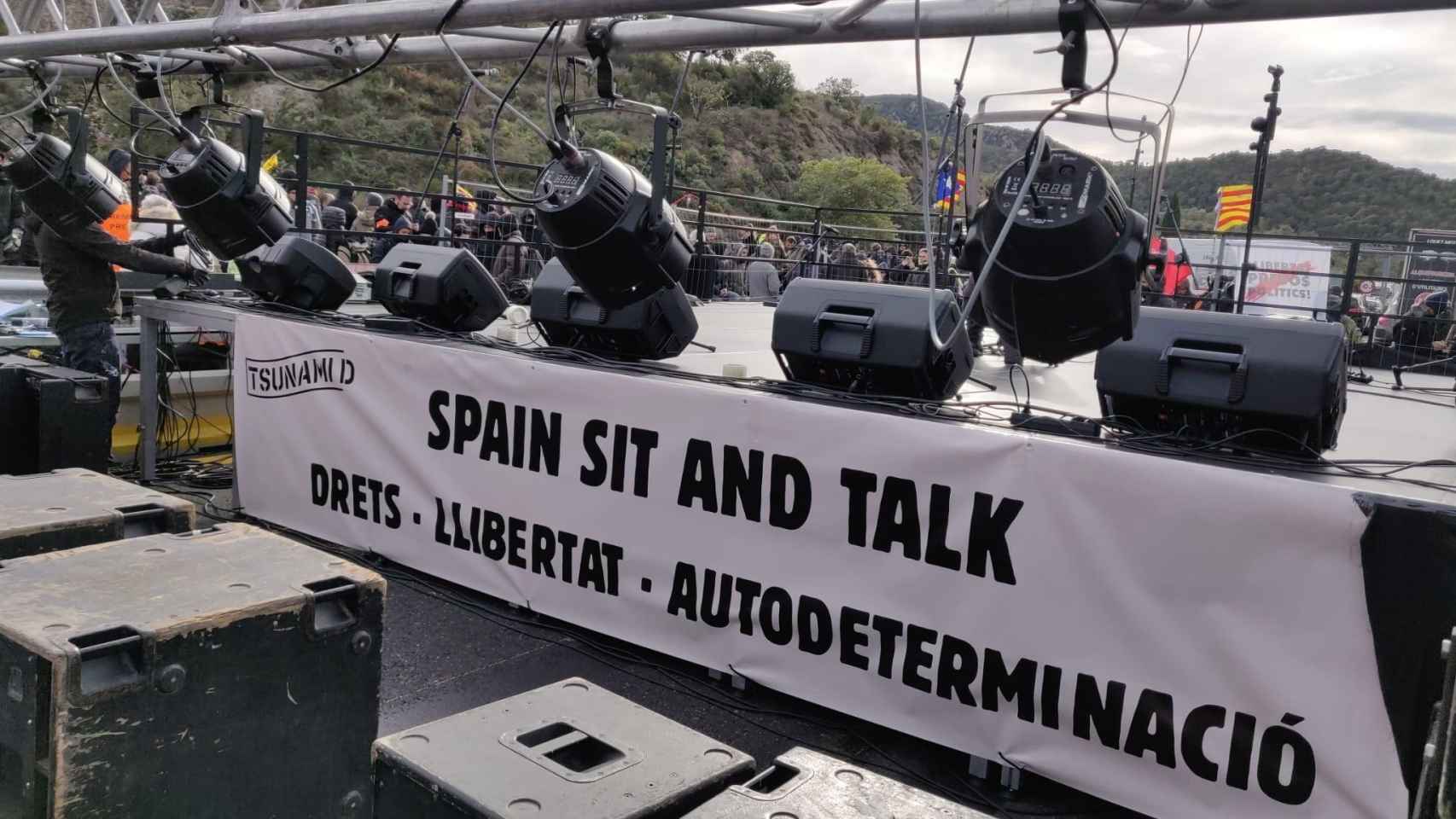 Imagen del escenario que han montado los activistas en medio de la autopista que une a España y Francia / EUROPA PRESS
