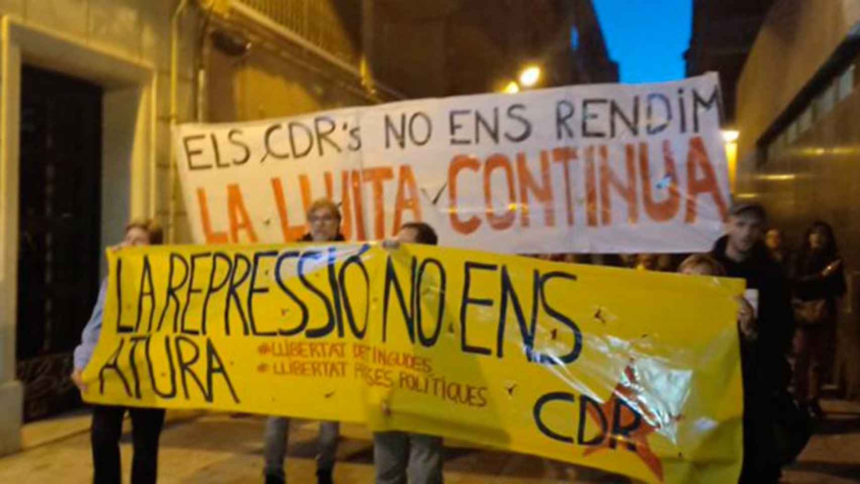 Manifestantes convocados por los CDR para el pasacalles de Les Corts / @CDRCatOficial