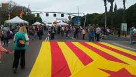 Bandera en la entrada de Barcelona por la Diagonal en una de las protestas de la huelga independentista de este viernes en Cataluña / CG