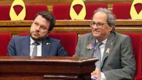 El vicepresidente del Gobierno catalán Pere Aragonès (i) y el presidente de la Generalitat Quim Torra (d) en sus escaños del Parlament / PARLAMENT