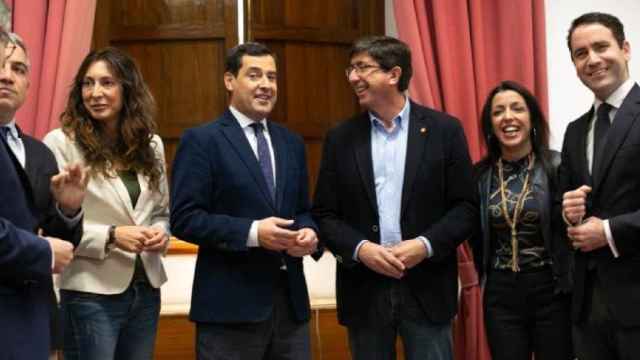 Juan Manuel Moreno y Juan Marín (en el centro de la imagen), líderes de PP y Cs en Andalucía, respectivamente, tras cerrar el pacto para la Mesa del Parlamento y la presidencia de la Junta / EFE