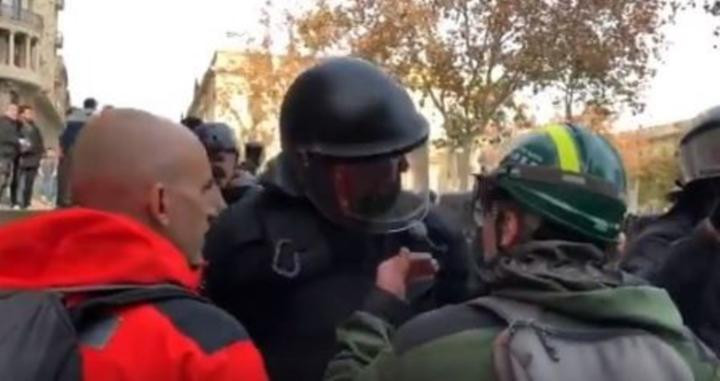Imagen del agente de los Mossos d'Esquadra que negó la 'republica catalana' a un agente policial forestal / CG