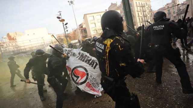 Imagen de las cargas policiales en Girona contra el boicot al acto por la Constitución / TWITTER