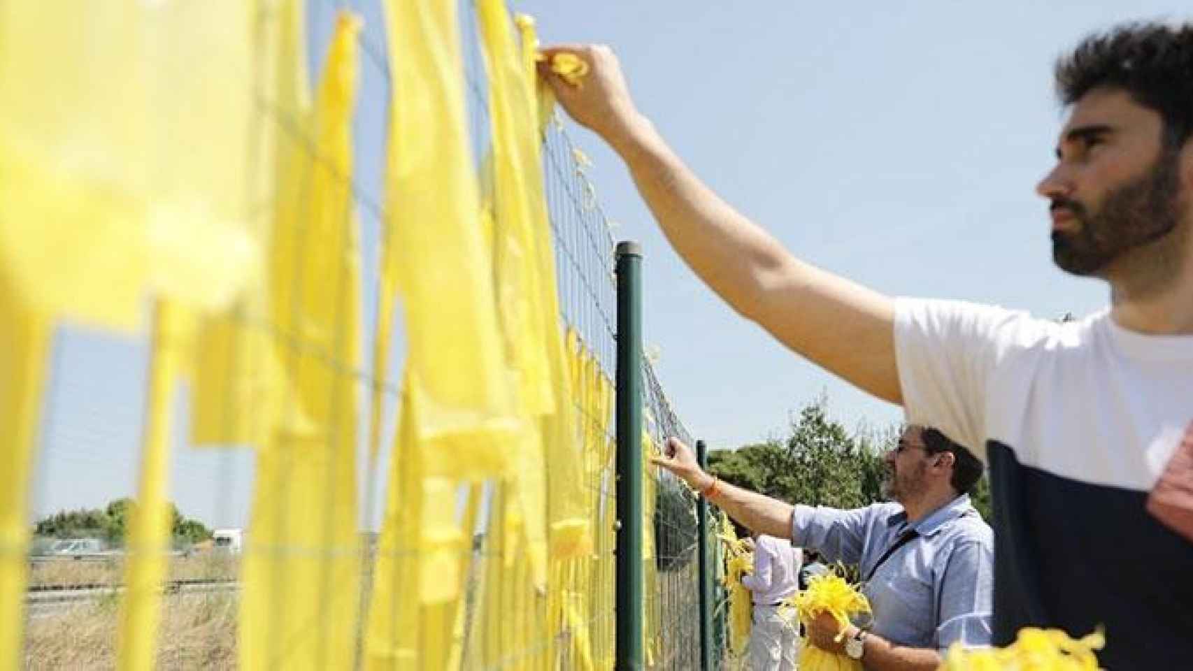 La tensión social existente respecto a los lazos amarillos, como los de la foto, es atribuida por Sociedad Civil al clima de confrontación creado por el Govern / EUROPA PRESS