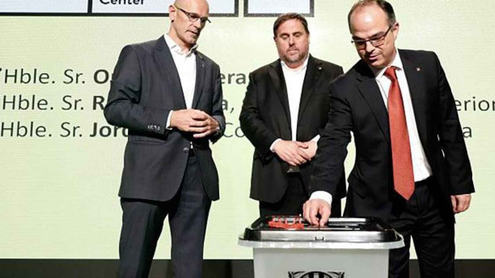 Raül Romeva, Oriol Junqueras y Jordi Turull, exdiputados del grupo parlamentario de JxSí, muestran una urna del 1-O / EFE
