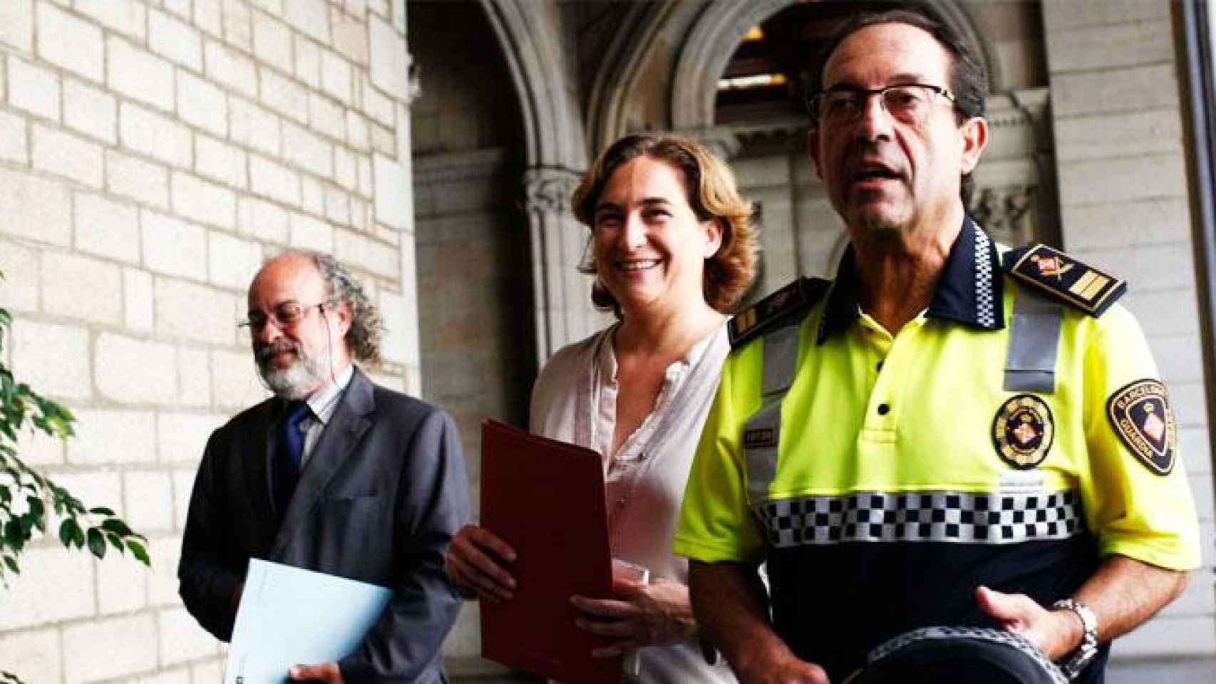 La alcaldesa de Barcelona, Ada Colau (c), el comisionado de Seguridad, Amadeu Recasens (i) y Evelio Vázquez, jefe de la Guardia Urbana / CG