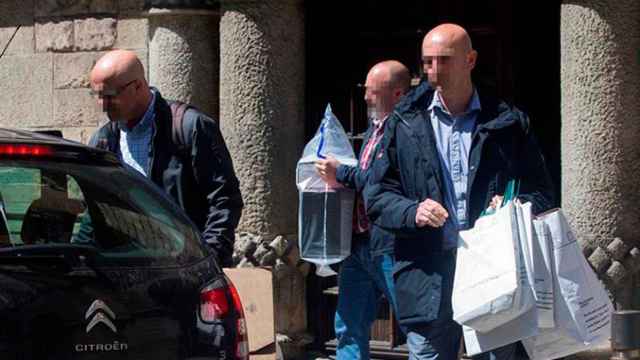 Agentes de la Guardia Civil salen de la sede del Consejo de la Diplomacia Pública de Cataluña (Diplocat)