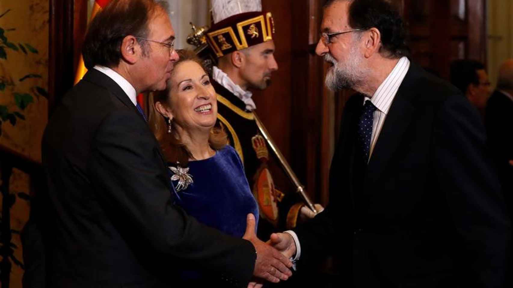 Rajoy saluda a la presidenta del Congreso y el presidente del Senado en la conmemoración del aniversario de la Constitución / EFE