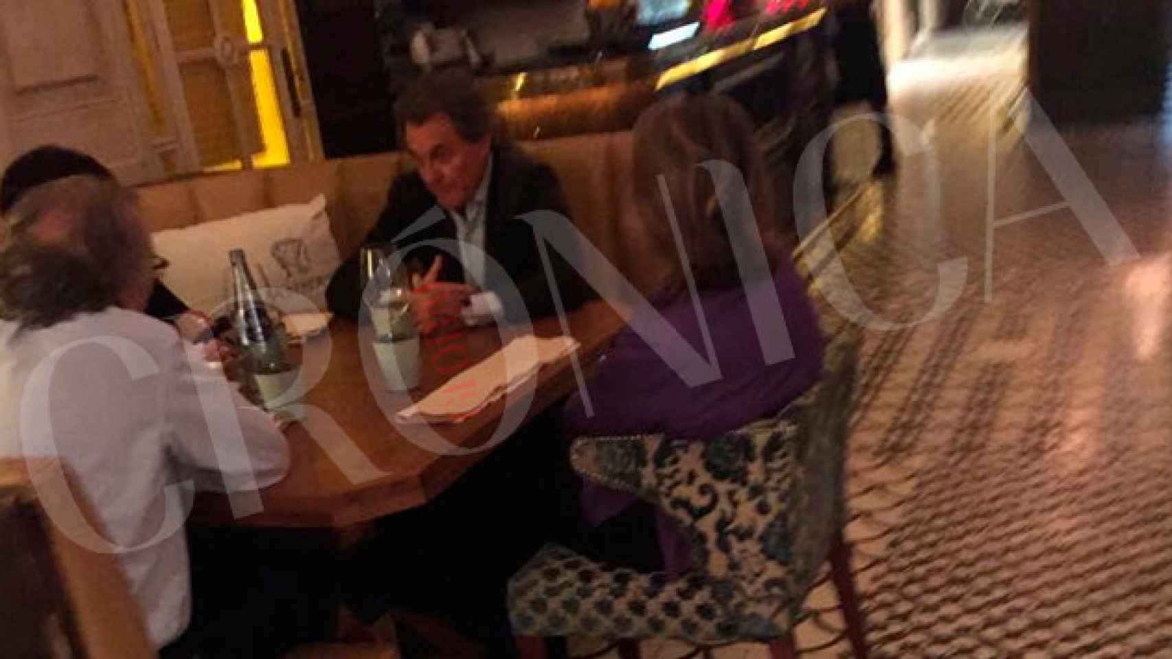 El presidente del PDeCAT, Artur Mas, en el restaurante Chez Cocó de Barcelona el viernes, 3 de noviembre, con otros tres comensales / CG