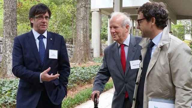 El presidente Carles Puigdemont (i), con el secretario general de Diplocat, Albert Royo (d) y Ambler Moss, en Atlanta, donde se reunió con Jimmy Carter en abril pasado / CG